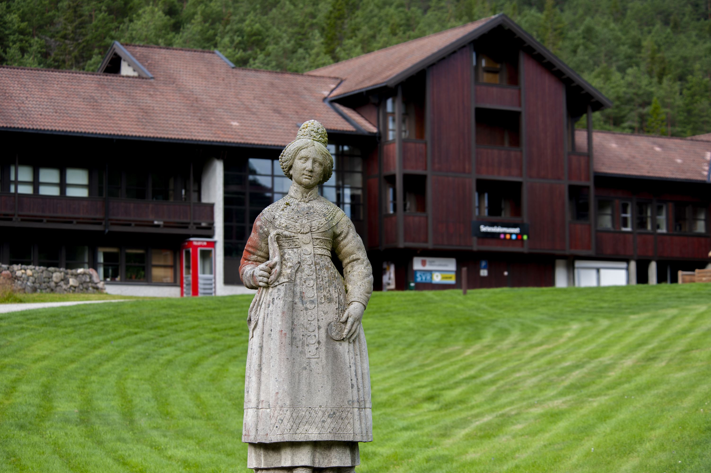 Statue foran museumsbygg