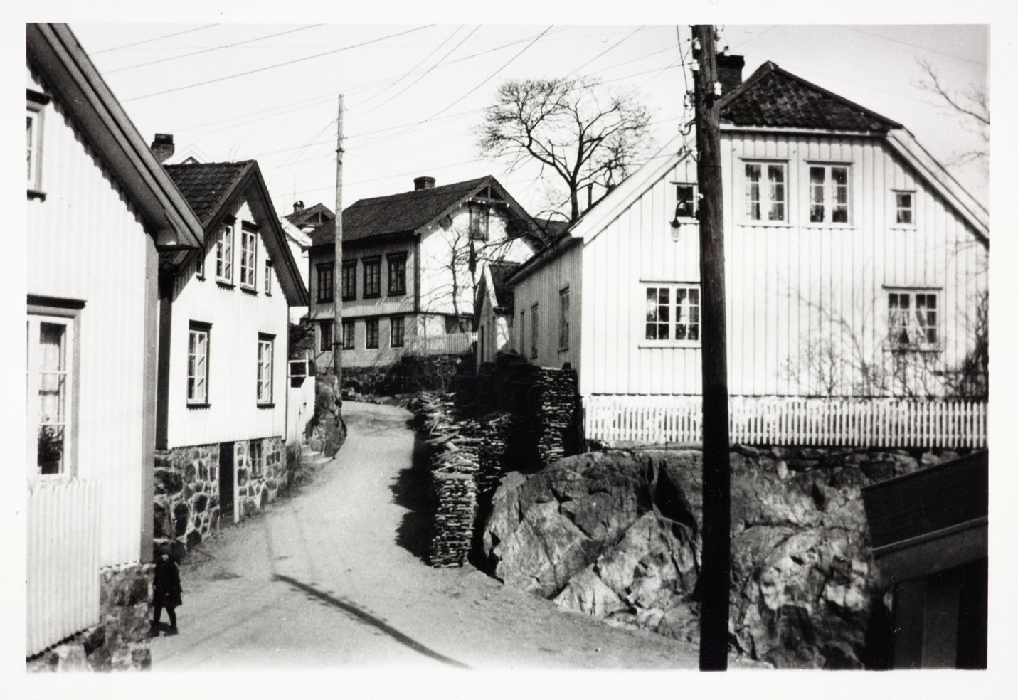 Gammelt sort/hvittbilde av hus 