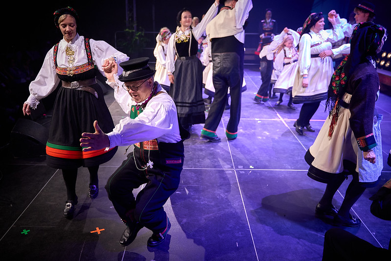 Dansere i setesdalsbunad på scene