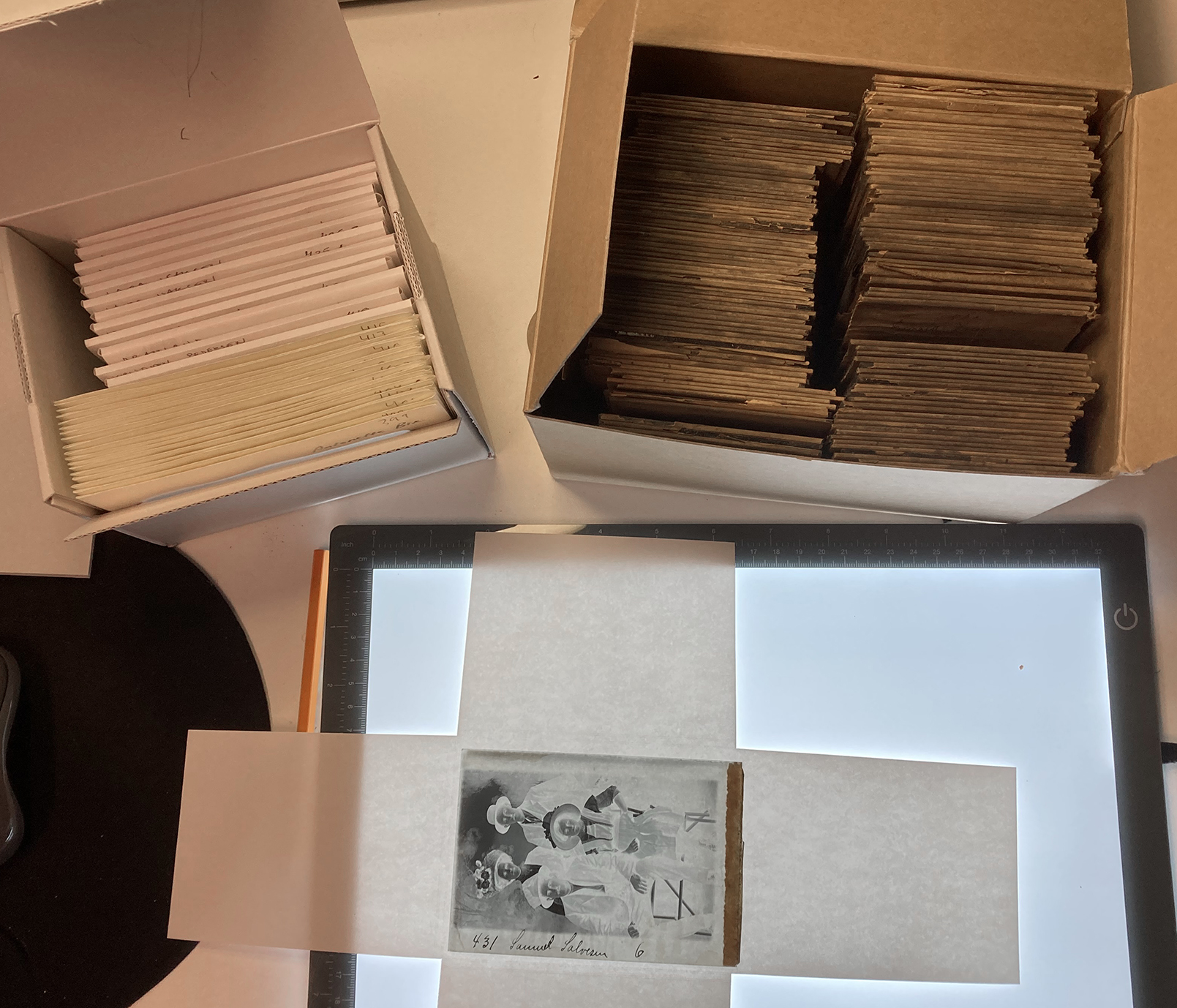 bilde av fotonegativer i kasser