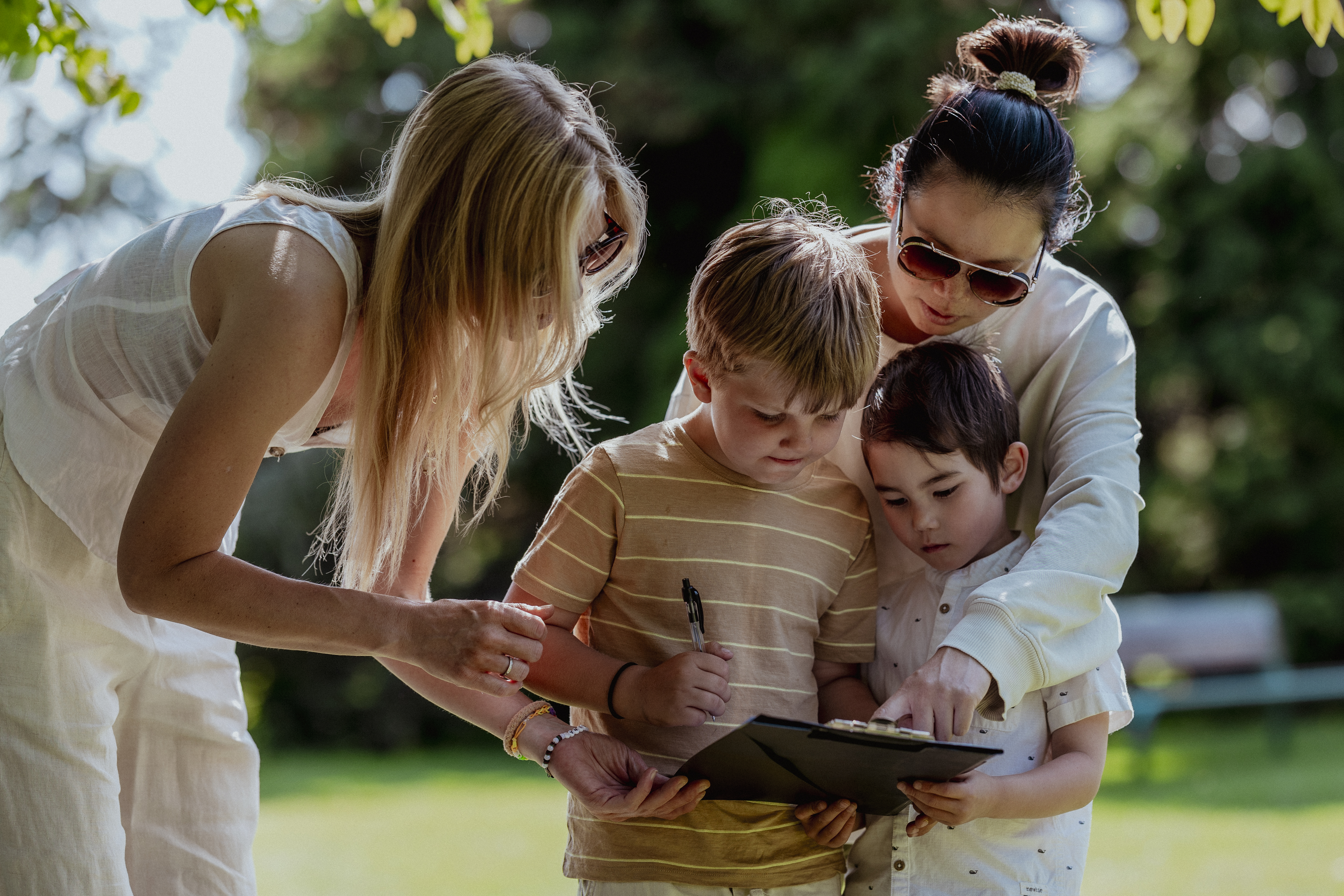 Barn og voksen med ark i park