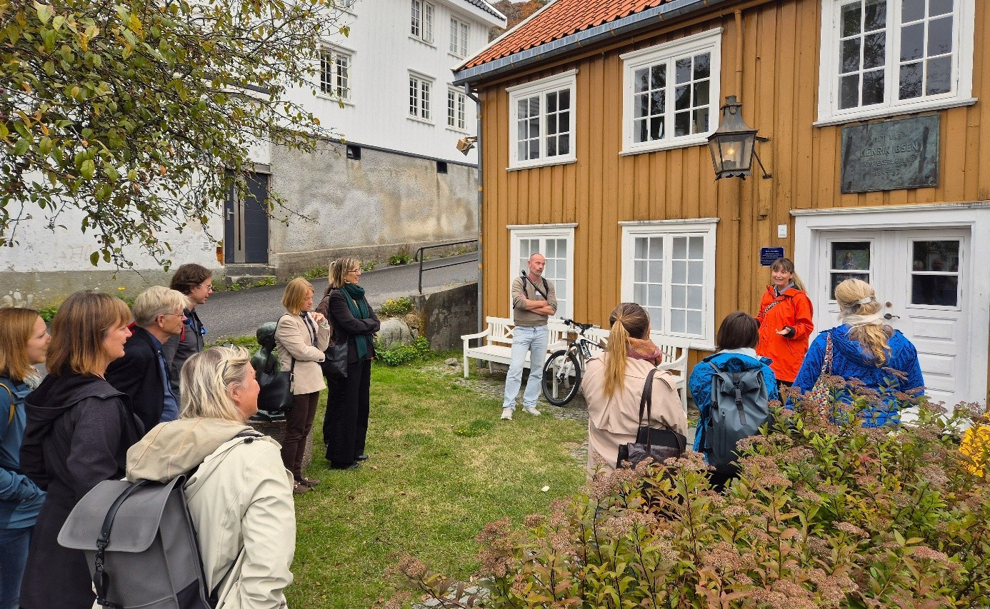 gjeng på omvisning utendørs
