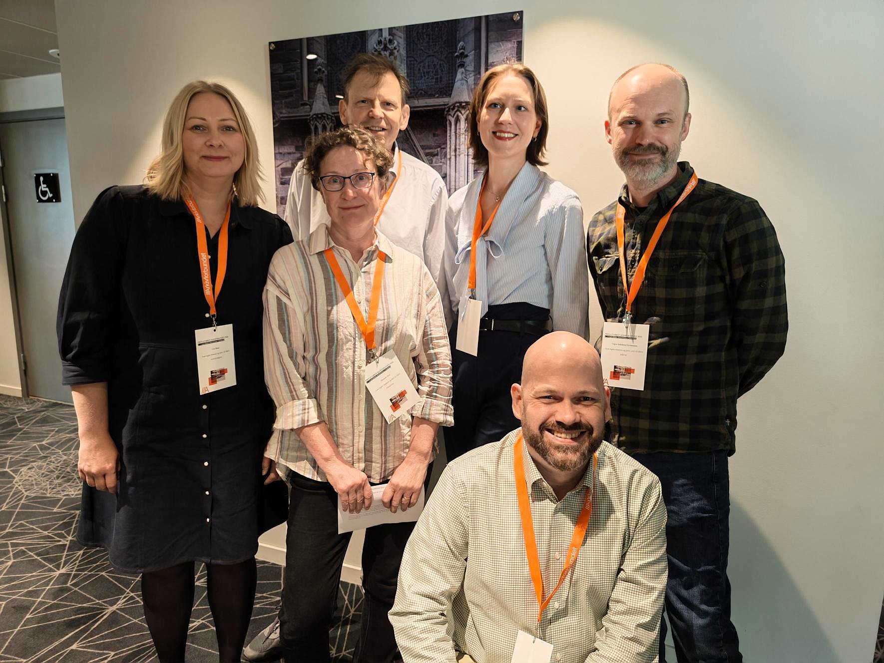 Gruppebilde av seks personer som er på konferanse