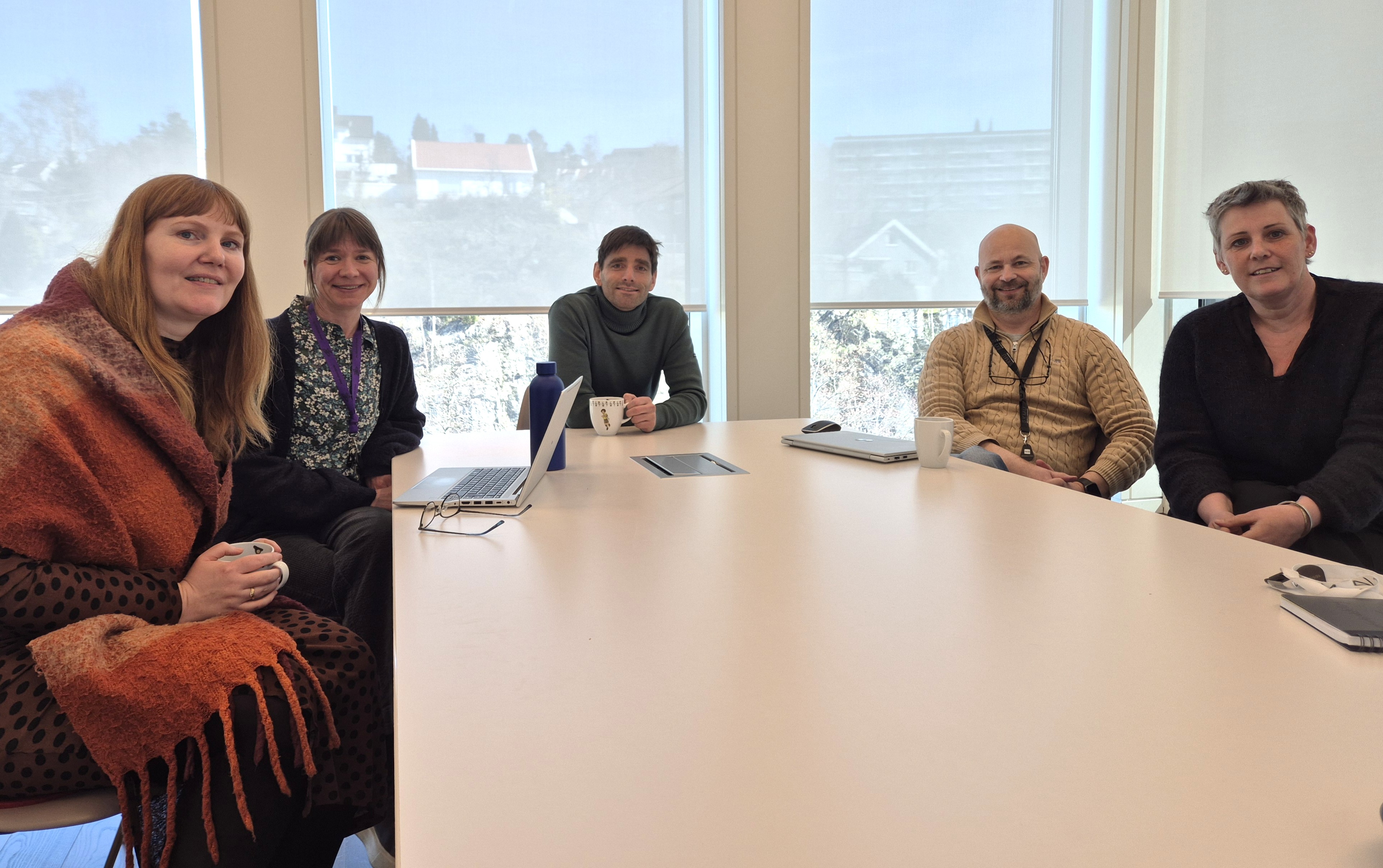 fem pesoner rundt et bord